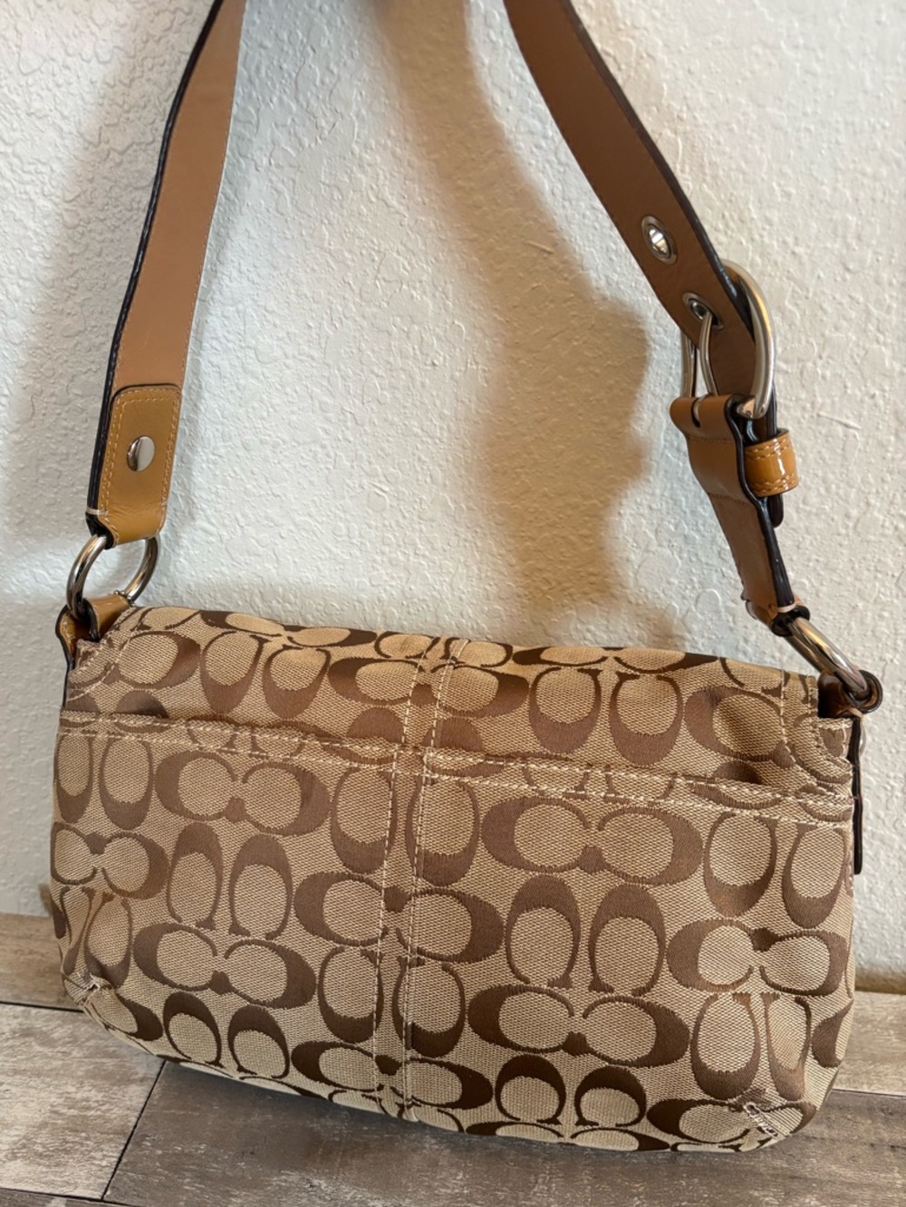 Coach Khaki Signature Canvas Shoulder Bag with Tan Buckle - Picture 3 of 9
